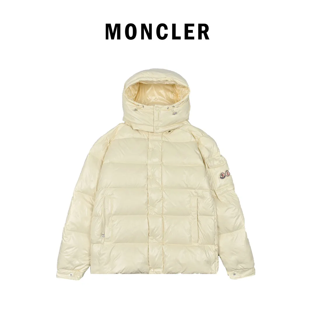 P390 Moncler/ 2026 70 、 。 DNA ， ， 。 Classic ， 、 。 Classic 70 。 Quality， 90 ，Premium Quality ， ，Black ！ Sizes M-3XL